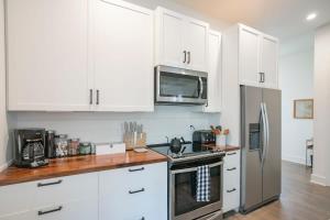 Five Block Walk From Historical Downtown Franklin的厨房或小厨房