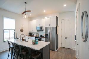 Five Block Walk From Historical Downtown Franklin的厨房或小厨房