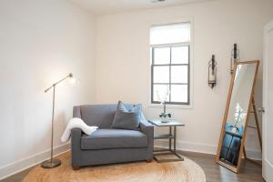 Five Block Walk From Historical Downtown Franklin的休息区