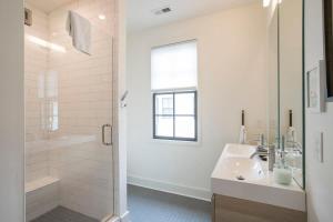 Five Block Walk From Historical Downtown Franklin的一间浴室