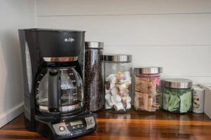 Five Block Walk From Historical Downtown Franklin的咖啡和沏茶工具