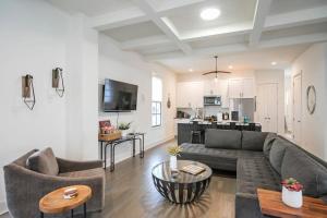 Five Block Walk From Historical Downtown Franklin的厨房或小厨房