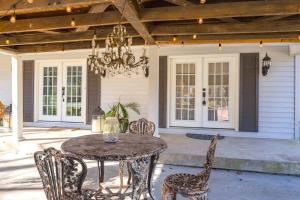 Φωτογραφία από το άλμπουμ του Enchanting Retreat 15 Minutes to Nashville σε Whites Creek