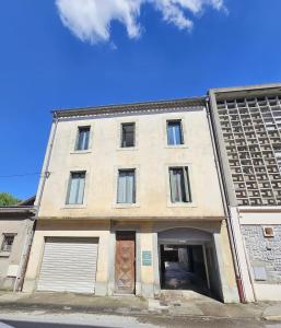 een oud gebouw aan de kant van een straat bij Le Clos de Manon in Carcassonne