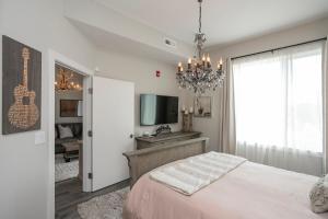 TV i/ili multimedijalni sistem u objektu Downtown Luxury Condo at The Southern Belle