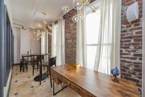 comedor con pared de ladrillo y mesa de madera en 2 Chic Lofts right ON Broadway Strip Sleeps 10, en Nashville