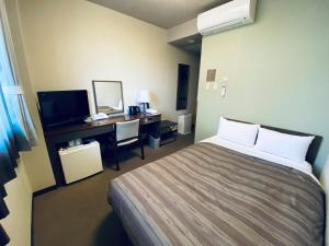 Postel nebo postele na pokoji v ubytování Hotel Route-Inn Kamisuwa + 22 fotografií