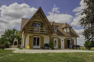 ein großes Haus mit einem Gameradach in der Unterkunft La maison de campagne in Lusigny-sur-Barse