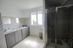 ein Badezimmer mit zwei Waschbecken und einer Glasdusche in der Unterkunft La maison de campagne in Lusigny-sur-Barse + 23 Fotos
