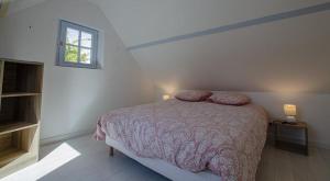 Saint-ThibaultにあるLe paradis des ecureuilsのベッドと窓のある寝室