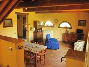 サン・ジミニャーノにあるPodere San Galganoのリビングルーム(青いソファ、テーブル付)