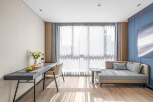 a living room with a couch and a table at Atour Hotel Chongqing Wanzhou Wanda Beibin Avenue in Wanzhou