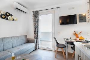 Ruang duduk di Sunset View Apt in South Crete