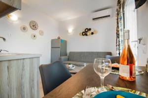 Minuman di Sunset View Apt in South Crete