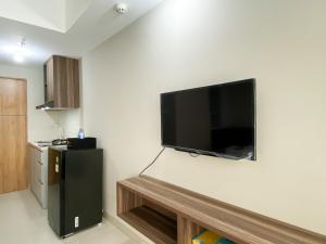Televisyen dan/atau pusat hiburan di Modern Look and Tidy Studio Gateway Park LRT City Jatibening Apartment By Travelio