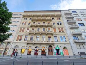 een groot gebouw op de hoek van een straat bij Danube Wonder View apartment in Boedapest
