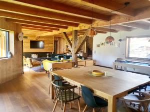 Nhà bếp/bếp nhỏ tại Chalet ORION Serre-chevalier piscine cinéma