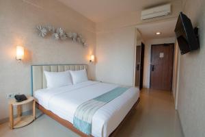 Una cama o camas en una habitación de Solaris Hotel Malang