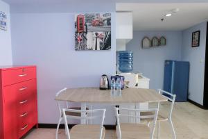 Η κουζίνα ή μικρή κουζίνα στο Homey and Cozy 1BR Apartment at Braga City Walk By Travelio