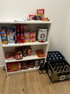 a pantry filled with lots of food and drinks at Gemütliches Gästezimmer im Casa Kirchweg in Gladbach
