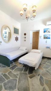 Posteľ alebo postele v izbe v ubytovaní Aegean View - Seaside Apartment in Syros