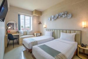 Una cama o camas en una habitación de Solaris Hotel Malang