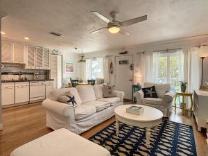 Istumisnurk majutusasutuses ~ Fish Cottage ~ NSB Sanctuary Pool Courtyard View Coronado Arms B11