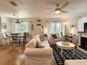 Televiisor ja/või meelelahutuskeskus majutusasutuses ~ Fish Cottage ~ NSB Sanctuary Pool Courtyard View Coronado Arms B11