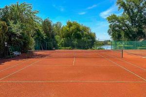 Tennis ja/või seinatennis majutusasutuses Hotel Villa Majur või selle läheduses