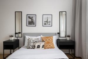 Katil atau katil-katil dalam bilik di Sage Green Stylish Apartment by BookingHost