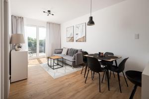 Ruang duduk di Sage Green Stylish Apartment by BookingHost