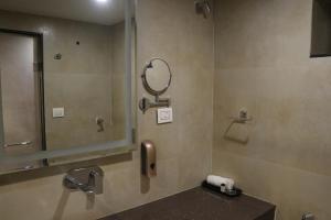 HOTEL KADAMB TREE的一间浴室