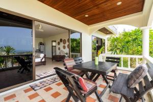 Μπαλκόνι ή βεράντα στο Stunning Pool Villa with Sunset Sea Views