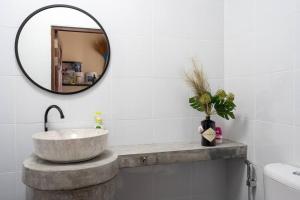 Ένα μπάνιο στο Stunning Pool Villa with Sunset Sea Views +9 φωτογραφίες