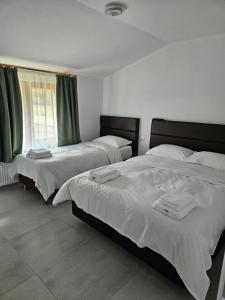 Postel nebo postele na pokoji v ubytování CASA Cristian