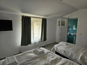 Postel nebo postele na pokoji v ubytování CASA Cristian