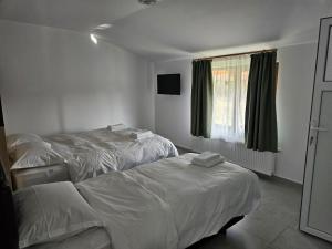 Postel nebo postele na pokoji v ubytování CASA Cristian