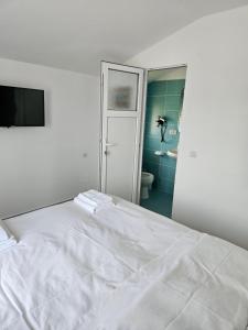 Postel nebo postele na pokoji v ubytování CASA Cristian