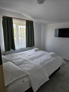 Postel nebo postele na pokoji v ubytování CASA Cristian