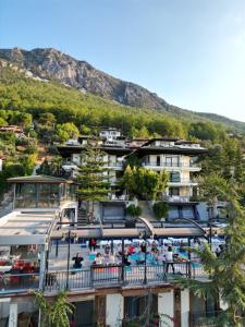 un edificio con gente sentada en sus balcones en Villa Marine Hotel, en Akyaka
