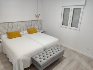 biała sypialnia z dużym łóżkiem i oknem w obiekcie Casita con encanto entre viñedos w mieście Cambados