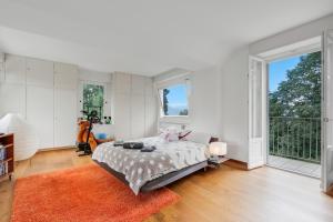 GigneseにあるIl Gioiellino Pool and Saunaのベッドと大きな窓のある寝室