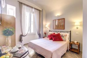 a bedroom with a bed, table, lamp and window at La Casa Di Amy in Rome