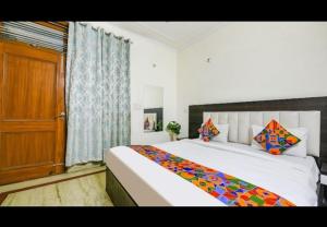 Postel nebo postele na pokoji v ubytování Viraj Guest House + 4 fotografie