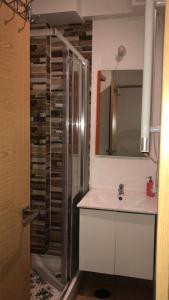 Łazienka w obiekcie Apartamentos pandiellos I