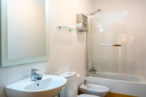 un bagno con lavandino, WC e vasca di Casa Rural Rinconada a La Rinconada de la Sierra Altre 37 foto
