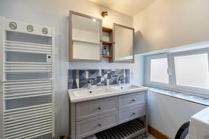 a bathroom with two sinks and a window at Le refuge des hiboux - Charmante maison pour 6p in Saint-Pierre-sur-Dives +5 photos
