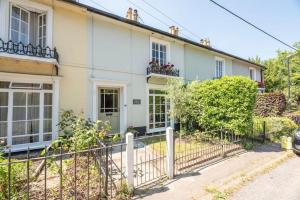 een huis met een hek ervoor bij Olive Cottage, Wickham Market in Wickham Market