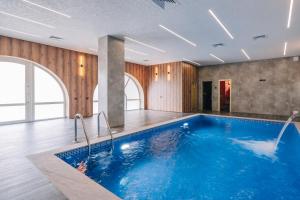 una grande piscina in una stanza con pareti in legno di Old Ijevan Boutique Hotel a Ijevan