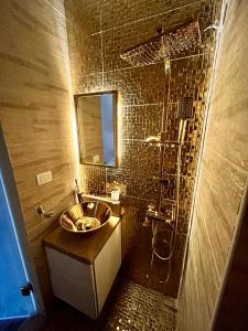 Bilik mandi di Luxury apartment in middle of Alamein